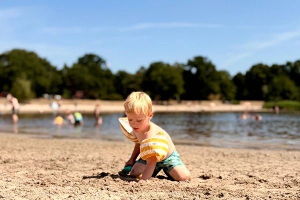 Spelen op het strand
