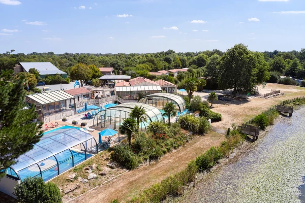paradis-la-bretonniere-drone-zwembaden