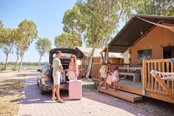 italie sardinie shoot tent aankomst gezin familie koffer koffers auto laantje