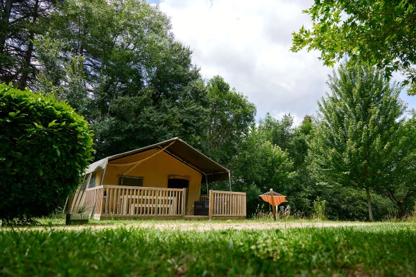 camping-lestaubière-wood-zijaanzicht