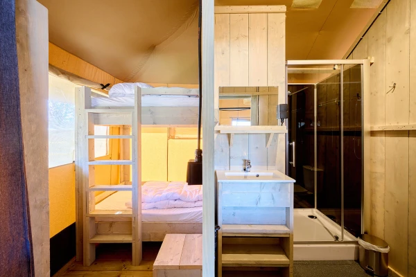9. Cottage - badkamer en stapelbed 
