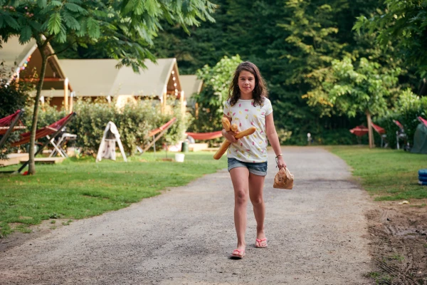 villatent sfeerbeeld frankrijk wiep stokbrood meisje lopen