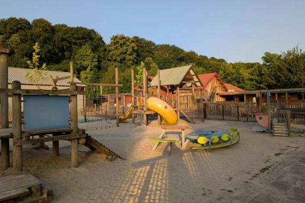 camping-geuldal-speeltuin-glijbaan-zand-houten-toestellen