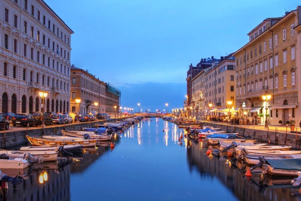 Haven van Triëst bij zonsondergang