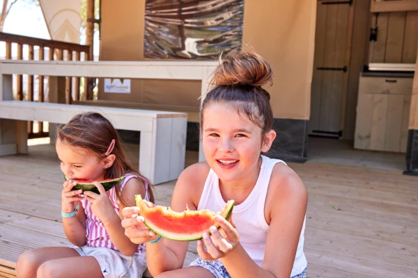 italie sardinie shoot meisjes watermeloen fruit terras trappetje eten 