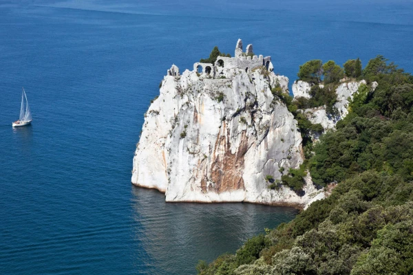 Duino Castle aan de kust van Triëst